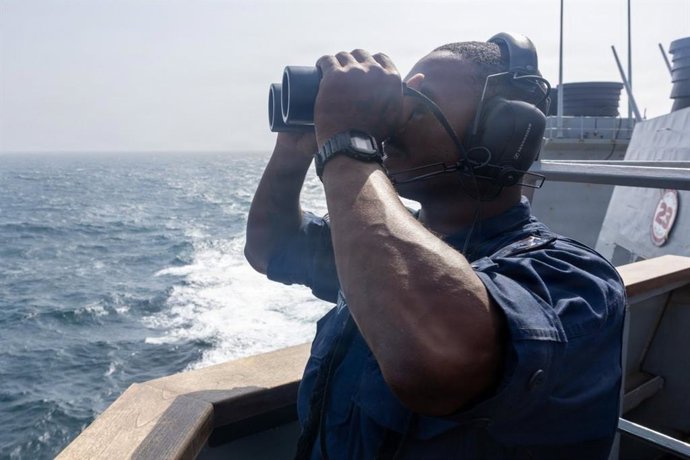 Un militar estadounidense a bordo del 'USS John Paul Jones' en el estrecho de Ormuz