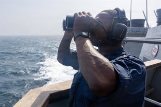Un militar estadounidense a bordo del 'USS John Paul Jones' en el estrecho de Ormuz
