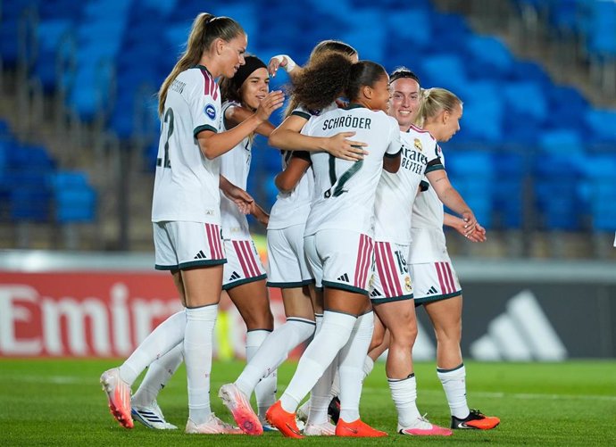 Las jugadoras del Real Madrid celebran uno de los goles de Felicia Schroder en el partido ante el Atlético de Madrid de la Liga F Moeve 26-27