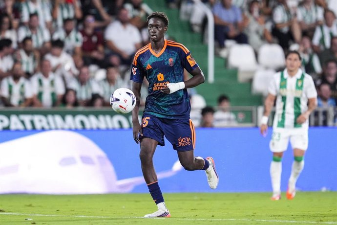 Bourama Dembele durante el Córdoba CF-Granada CF de LaLiga Hypermotion 26-27