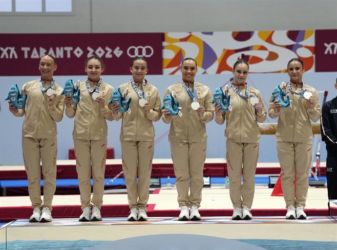 El equipo femenino de gimnasia artística con su medalla de plata en los Juegos Mediterráneos 2026