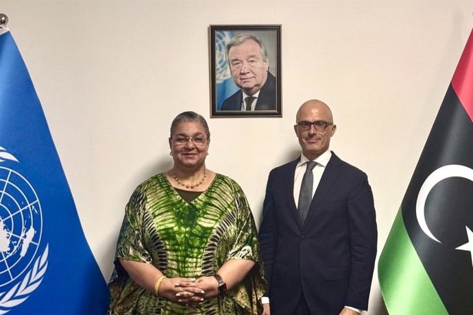 Archivo - El embajador de la UE ante Libia, Nicola Orlando (der.), junto a la representante especial del secretario general de Naciones Unidas para Libia, Hanna Tetteh