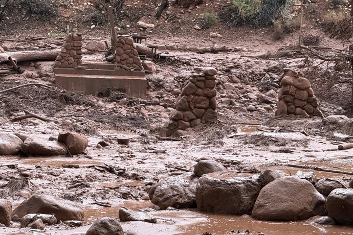 Efeitos das enchentes repentinas ocorridas no Parque Nacional do Grand Canyon, nos Estados Unidos