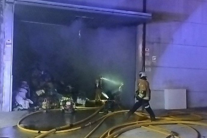 Bomberos sofocando un incendio en una fábrica de textil, en el polígono norte de Alcoy