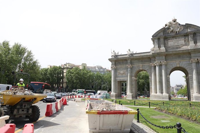 Archivo - Operarios durante el descubrimiento de las vías del tranvía en las obras de la Puerta de Alcalá, a 21 de abril de 2026, en Madrid (España).