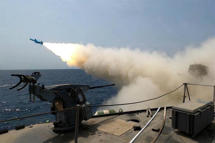 Archivo - Arquivo - 20 de agosto de 2025, Golfo de Omã, Oceano Índico, Irã: Um míssil iraniano está sendo disparado de uma embarcação durante um exercício militar em um local não divulgado no sul do Irã. Em 21 de agosto, o Irã deu início a dois dias de ex