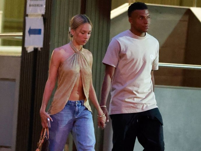Ester Expósito elige el look más sexy y moderno para su última cita con Mbappe en Madrid: top abierto y 'jeans' anchos