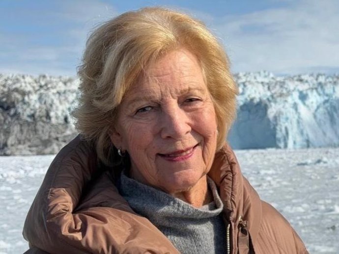 La Reina Ana María de Grecia posando en Groenlandia con motivo del viaje que le han regalado sus hermanas en su 80 cumpleaños