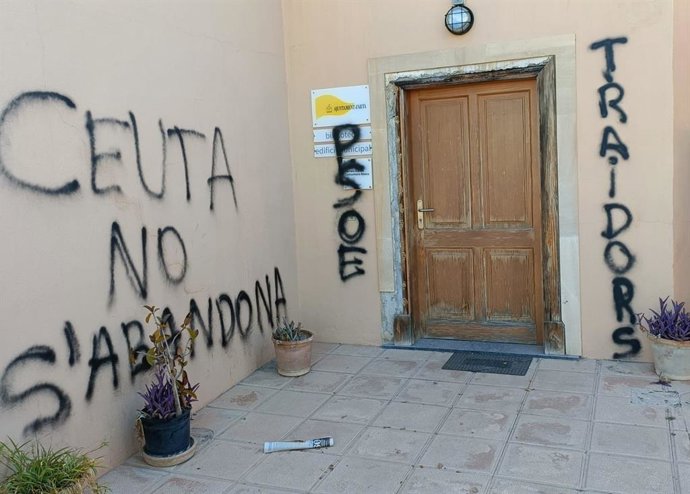 Aparecen pintadas en favor de Ceuta y contra el PSOE en un edificio público de Artà.