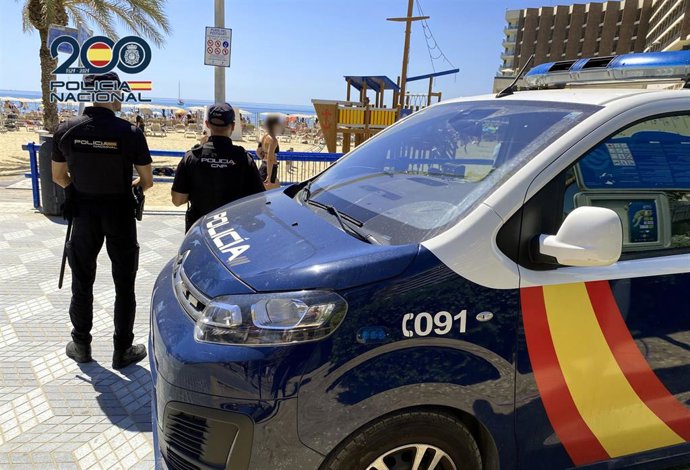 La Policía Nacional detiene a cuatro personas en la playa del Postiguet por robos a bañistas