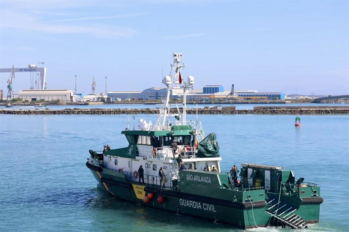 Archivo - Práctica de navegación a bordo de la patrullera 'Río Arlanza' en Cádiz.