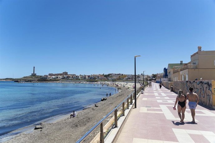 Archivo - Varias personas en la Playa de Levante, en la Manga del Mar Menor (foto de archivo)
