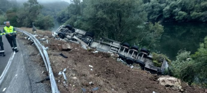 Camión volcado en Nogueira de Ramuín