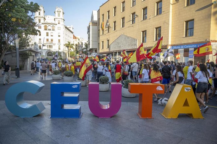 Decenas de personas durante una manifestación pacífica, a 30 de agosto de 2026, en Ceuta (España). 