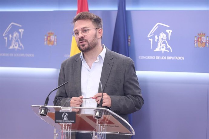 Archivo - El portavoz adjunto de Sumar en el Congreso de los Diputados y miembro de Compromís, Alberto Ibáñez, a su llegada a una rueda de prensa en el Congreso de los Diputados, a 14 de julio de 2026, en Madrid (España).