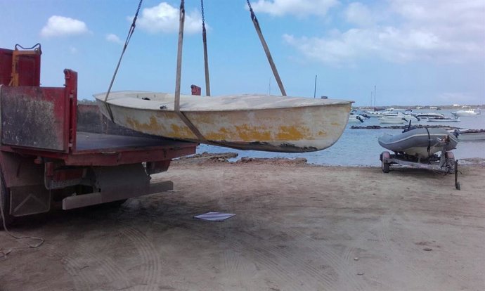 Archivo - Arquivo - Retirada de uma embarcação em Formentera
