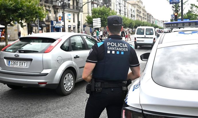 Archivo - Agente de la Policía Local de Santander.- Archivo