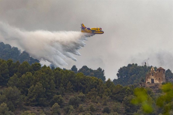 Archivo - Un hidroavión trabaja en las tareas de extinción del incendio de la Vall d’Uixó, a 28 de julio de 2026, en Castellón, Comunidad Valenciana (España). El incendio declarado en al Vall d'Uixó (Castellón) no crece de manera significativa en número d