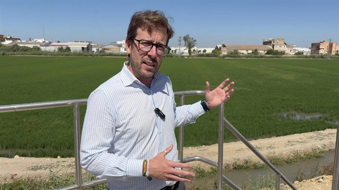 El sudelegado del Gobierno en Sevilla, Francisco Toscano, en Isla Mayor (Sevilla)