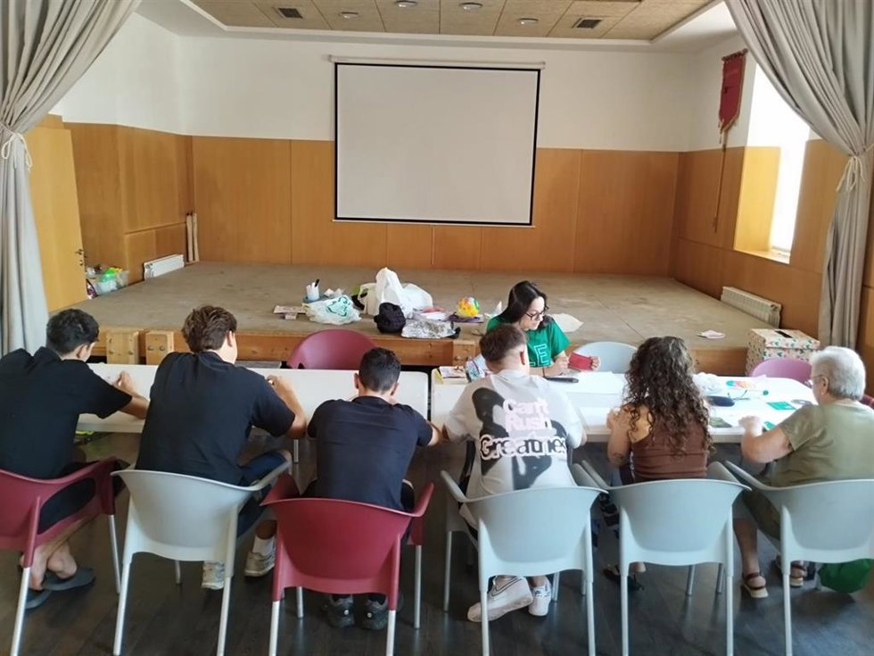Una estudiante de la ULE impulsa el proyecto 'Verano sin pantallas' en Villanueva de las Manzanas (León).