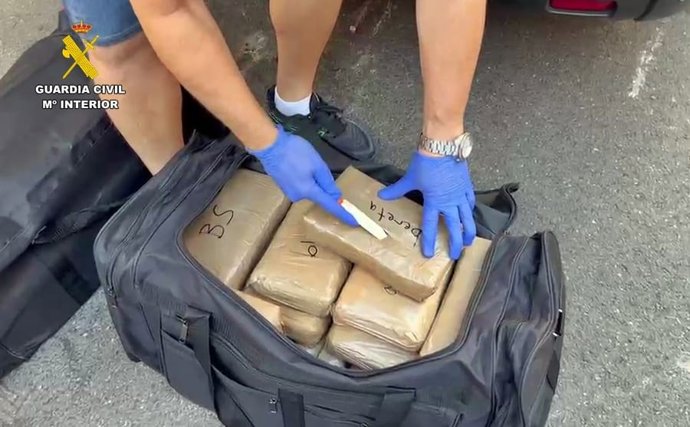 Una maleta cargada con cocaína interceptada en Talavera la Real.