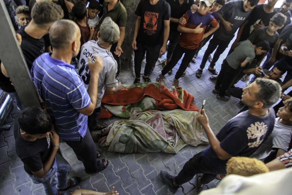 Palestinos trasladan a un hospital a varias víctimas de un bombardeo ejecutado por Israel contra la Franja de Gaza el 2 de agosto de 2026, a pesar del alto el fuego pactado en octubre de 2025 (archivo)