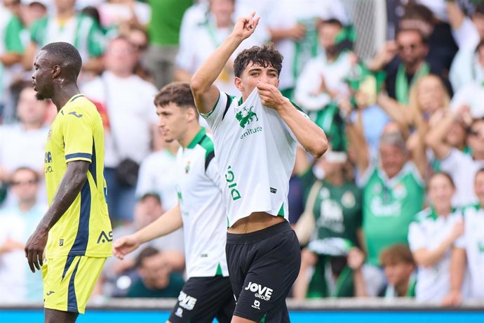 El centrocampista Sergio Martínez celebra un gol con el Real Racing Club en el partido de LaLiga EA Sports 2026-27 ante el Villarreal CF en El Sardinero.