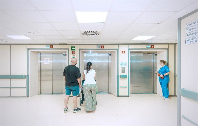 Imagen de recurso de varios usuarios frente a ascensores del complejo hospitalario del Virgen del Rocío