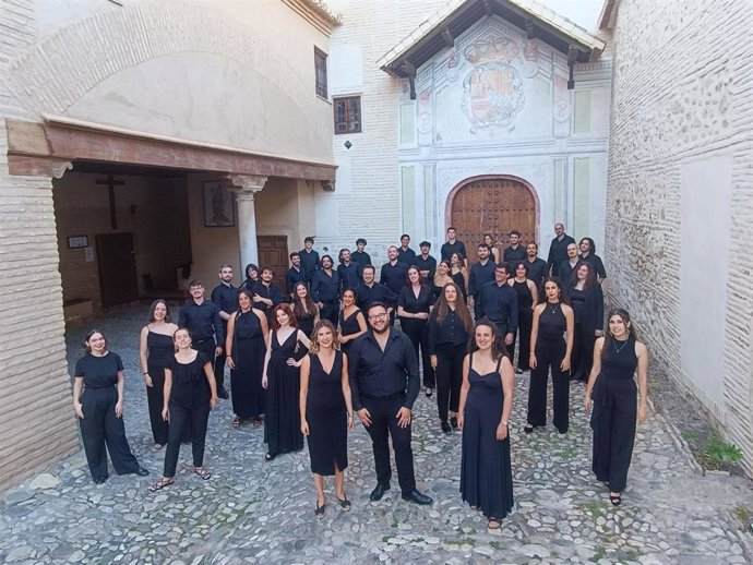 El Joven Coro de Andalucía graba su primer disco durante su encuentro en el Teatro Central de Sevilla.