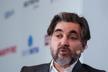 Archivo - El CEO de Santander España, Ignacio Juliá, interviene durante el V Observatorio de las Finanzas organizado por El Español e Invertia, en el auditorio de la Universidad Camilo José Cela de la sede de Almagro, a 18 de marzo de 2025, en Madrid (Esp