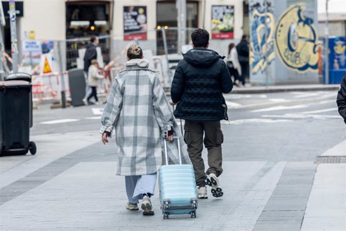 Archivo - Turistas en el centro de Madrid, a 8 de febrero de 2026, en Madrid (España). Según el Instituto Nacional de Estadística (INE), el turismo se convirtió en 2025 en uno de los principales sectores económicos de Madrid y alcanzó su mejor registro en