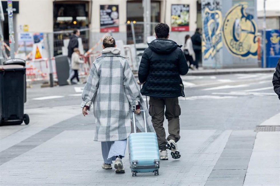Archivo - Turistas en el centro de Madrid, a 8 de febrero de 2026, en Madrid (España). Según el Instituto Nacional de Estadística (INE), el turismo se convirtió en 2025 en uno de los principales sectores económicos de Madrid y alcanzó su mejor registro en