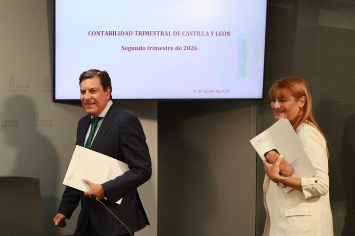 El consejero de Economía y Hacienda, Carlos Fernández Carriedo, junto a la directora general de Presupuestos, María Isabel Campos, en la presentación de los datos de contabilidad trimestral.