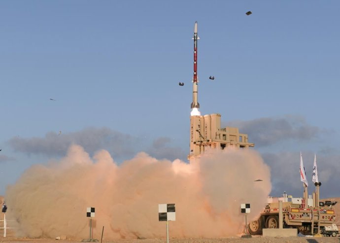 Archivo - Imagen de archivo un sistema militar israelí 'Honda de David' tras el lanzamiento de un misil.