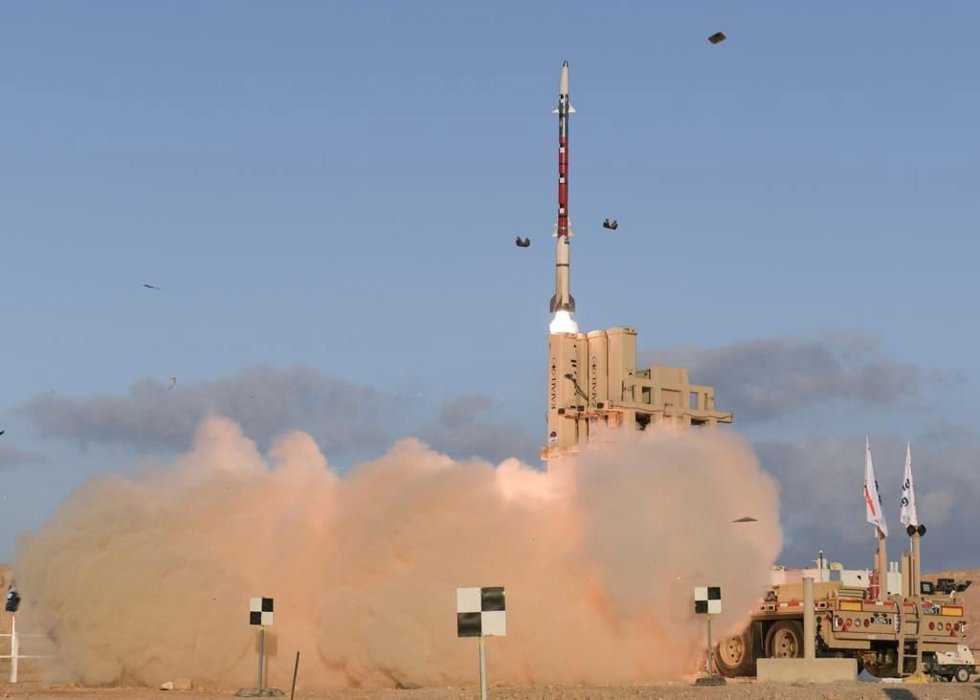 Archivo - Imagen de archivo un sistema militar israelí 'Honda de David' tras el lanzamiento de un misil.