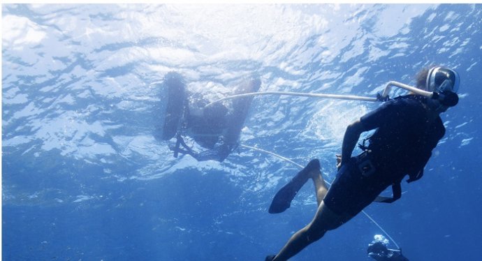 Un buceador prueba la nueva máscara 'Easybreath Dive' de Decathlon