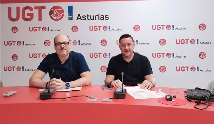 El secretario general de UGT Asturias, Javier Fernández Lanero, y el director académico de la Escuela Internacional de Verano Manuel Fernández López 'Lito', Luis Antonio Fernández Villazón.