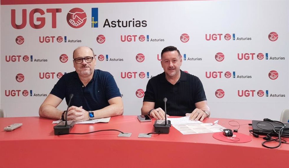 El secretario general de UGT Asturias, Javier Fernández Lanero, y el director académico de la Escuela Internacional de Verano Manuel Fernández López 'Lito', Luis Antonio Fernández Villazón.