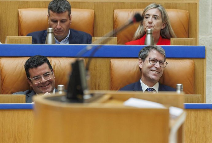 Archivo - El presidente del Gobierno de La Rioja, Gonzalo Capellán, junto a otros diputados del PP, Alberto Galiana, Cristina Maiso y DIego Antonio Bengoa (archivo)