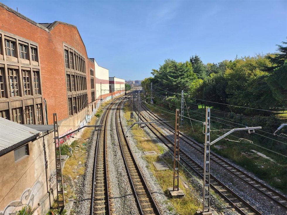 Archivo - Vías de tren a la entrada de Santander