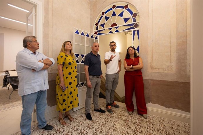 El alcalde de Sevilla y la delegada municipal de Turismo, ambos en el centro, junto a técnicos responsables de la rehabilitación de la casa natal de Cernuda, ubicada en la calle Acetres