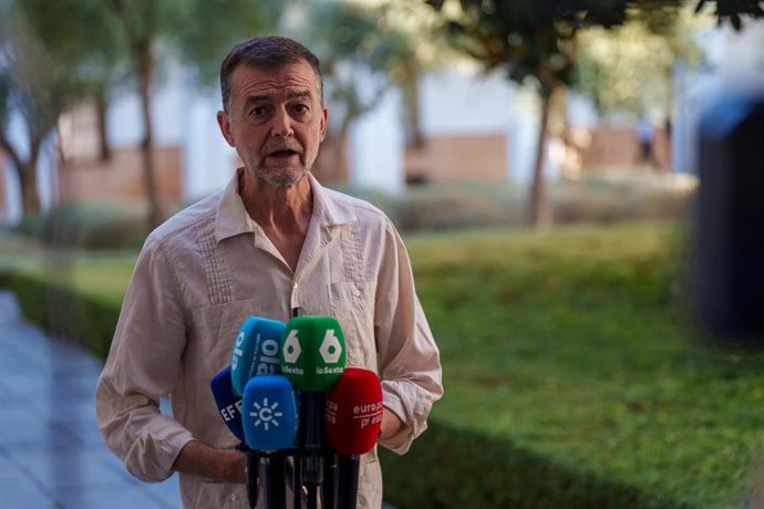 El portavoz del G.P Por Andalucía, Antonio Maíllo Cañadas atiende a los medios en el Parlamento de Andalucía.