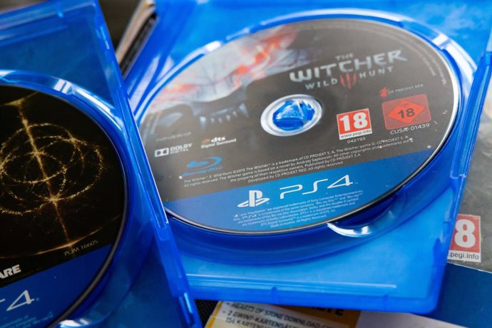 Archivo - Arquivo - 2 de julho de 2026, Yokohama, Kanagawa, Japão: Caixas abertas contendo discos físicos dos jogos para PlayStation 4 “The Witcher 3” e “Elden Ring”...Em 1º de julho de 2026, a Sony Interactive Entertainment confirmou que deixará de fabri