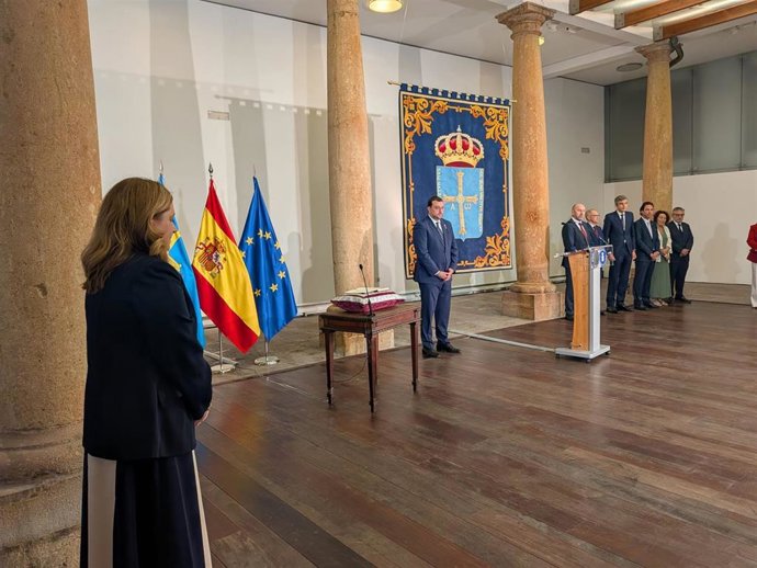 Adrián Barbón, en el centro