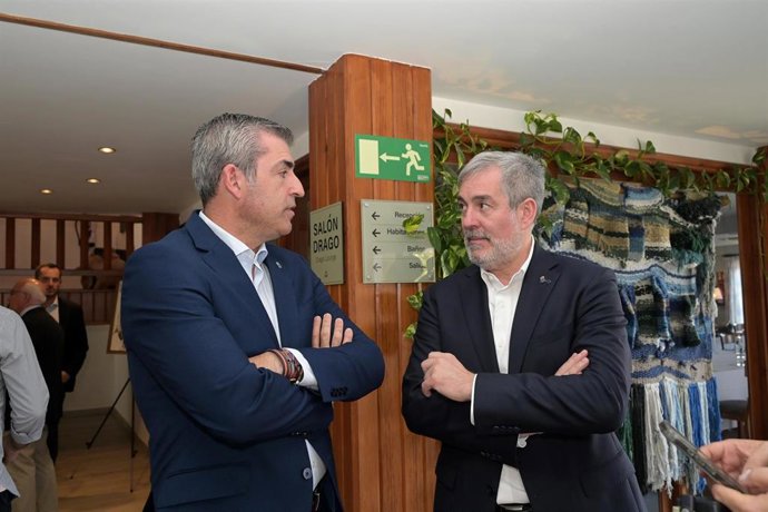 Archivo - El presidente del Gobierno de Canarias, Fernando Clavijo Batlle (d) y el vicepresidente, Manuel Domínguez González (i), durante una reunión oficial con eurodiputados,a 27 de mayo de 2025, en el Hierro, Canarias (España). Durante la reunión se di