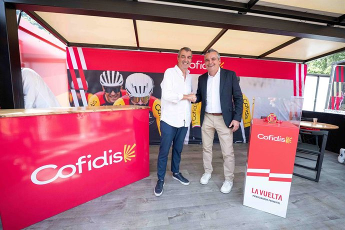 Javier Guillén (izda) y Joachim Rolland (dcha) tras la firma del acuerdo de renovación entre La Vuelta y Cofidis