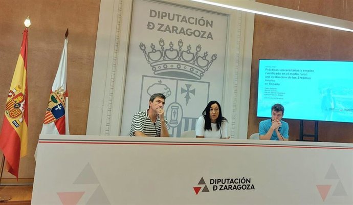 El director de la Cátedra DPZ de Despoblación y Creatividad de la Universidad de Zaragoza, Vicente Pinilla, la diputada provincial Cristina Palacín y uno de los autores del informe, Adrián Palacios-Mateo.