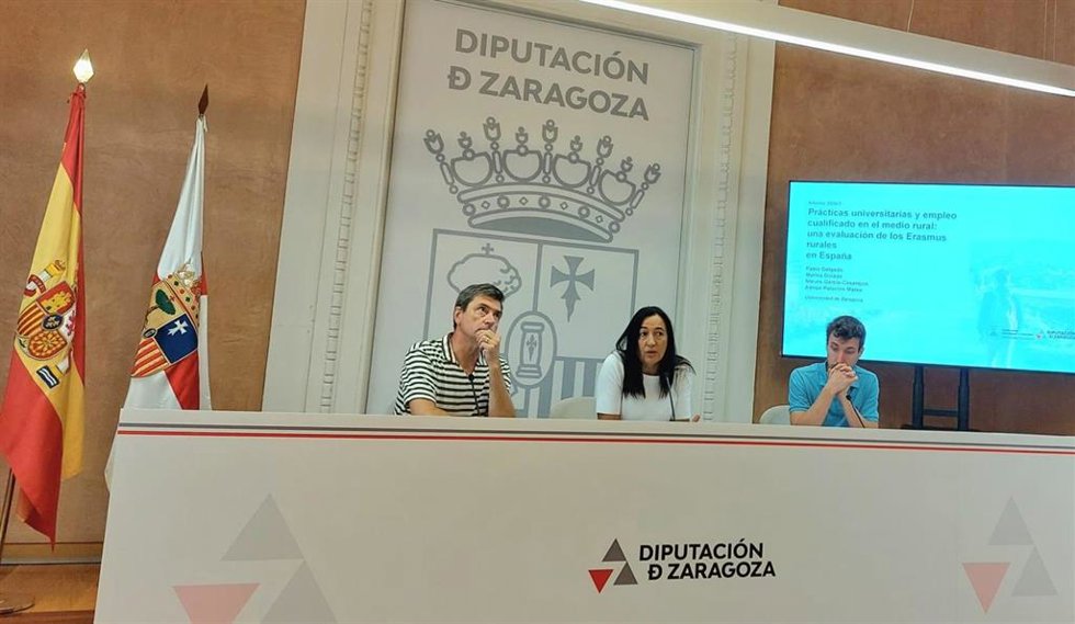 El director de la Cátedra DPZ de Despoblación y Creatividad de la Universidad de Zaragoza, Vicente Pinilla, la diputada provincial Cristina Palacín y uno de los autores del informe, Adrián Palacios-Mateo.
