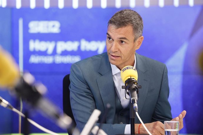 El presidente del Gobierno, Pedro Sánchez, durante la entrevista para la cadena Ser de este lunes, 31 de agosto 