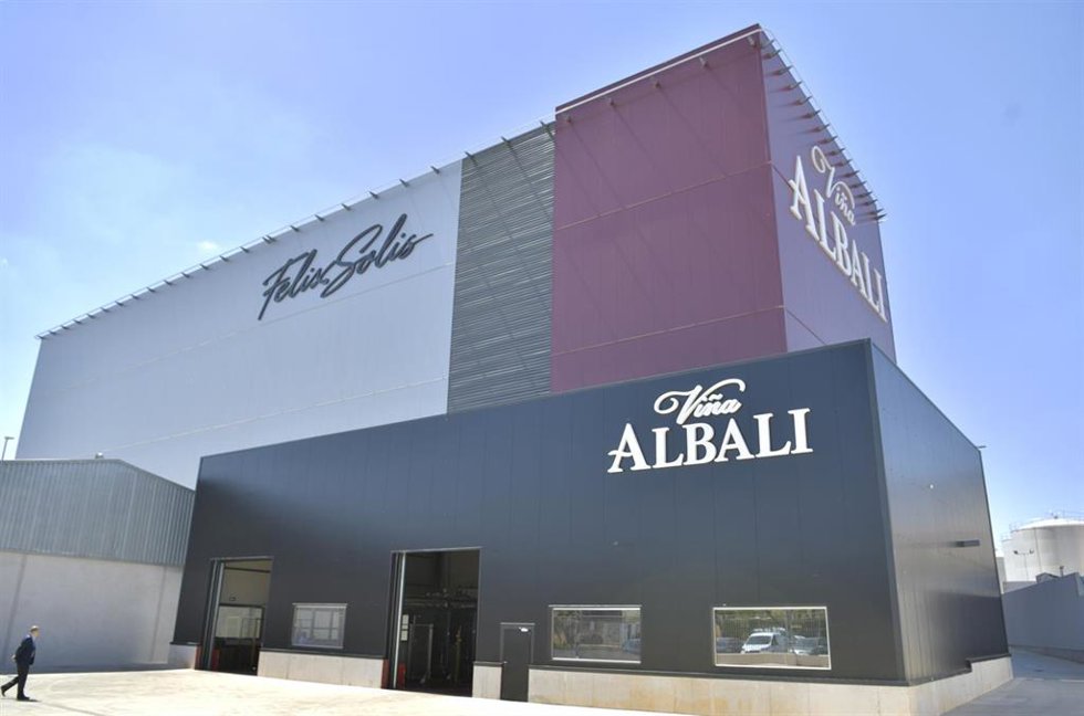 Archivo - Exterior de las bodegas Félix Solís 
